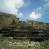De trap naar het Landhuis Savonet; Overzicht Otrabanda. De trap v/h huis Savonet. (Collectie Wereldmuseum, TM-20029868), Lawson, Boy