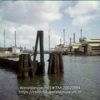 De raffinaderijen van het Shellcomplex vanaf het Schottegat gezien; Shellcomplex vanaf het Schottegat gezien. (Collectie Wereldmuseum, TM-20029884), Lawson, Boy