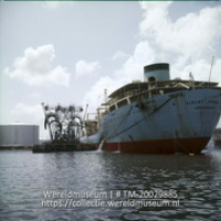 Vrachtschip bij een tankerinstallatie van het laadcomplex; Tanker bij het laadcompex. (Collectie Wereldmuseum, TM-20029885), Lawson, Boy
