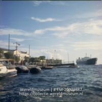 Binnen varend schip in de Sint-Annabaai; Geopende brug, schip loopt binnen. (Collectie Wereldmuseum, TM-20029887), Lawson, Boy
