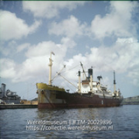 Schip aangemeerd bij de droogdok van de Curacaose Dok Maatschappij; Scrab-boot Cur.Dok.Mij. (Collectie Wereldmuseum, TM-20029896), Lawson, Boy