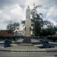 Koningin Juliana monument, opgericht ter ere van Koningin Juliana op 30 april 1957; Julianamomument, Willemstad. (Collectie Wereldmuseum, TM-20029905), Lawson, Boy