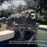 Detail van het Koningin Juliana monument, opgericht ter ere van Koningin Juliana op 30 april 1957; Detail Julianamonument. (Collectie Wereldmuseum, TM-20029907), Lawson, Boy