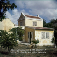 Opzichterswoning van Landhuis Veeris; 'Slavenopzichterswoning van het landhuis ''Veeris''' (Collectie Wereldmuseum, TM-20029917), Lawson, Boy