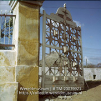 Het hek van het landgoed Veeris; 'Het hek van het landgoed ''Veeris''.' (Collectie Wereldmuseum, TM-20029921), Lawson, Boy