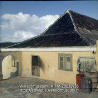 Achteraanzicht van Landgoed San Juan; 'Landgoed ''San Juan'' achterplat met dorsvloer' (Collectie Wereldmuseum, TM-20029926), Lawson, Boy