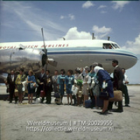 Vliegtuig van de KLM Royal Dutch Airlines op het Dr. Albert Plesman vliegveld; Dr.Albert Plesman vliegveld K.L.M.vliegveld, op de voorgrond passagiers. (Collectie Wereldmuseum, TM-20029955), Lawson, Boy