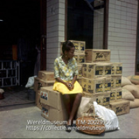 Meisje zit op stapels dozen; Curacaose meisjes. (Collectie Wereldmuseum, TM-20029959), Lawson, Boy