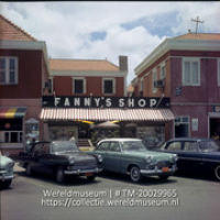 Fanny's shop aan het Wilhelminaplein; Fanny's shop aan het Wilhelminaplein. (Collectie Wereldmuseum, TM-20029965), Lawson, Boy