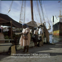 De drijvende markt aan de Handelskade; De floating market aan de handelskade. (Collectie Wereldmuseum, TM-20029971), Lawson, Boy