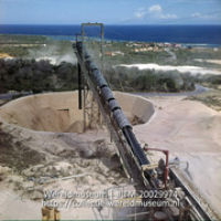 Mijncomplex van de Mijnmaatschappij Curacao, crusher voor het verplaatsen van fosfaat; Phosfaat.Gezicht op de crusher. (Collectie Wereldmuseum, TM-20029974), Lawson, Boy