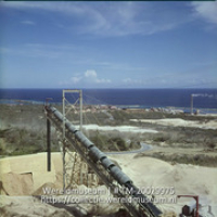 Mijncomplex van de Mijnmaatschappij Curacao, crusher voor het verplaatsen van fosfaat; Crusher, op de achtergond fabriek en kantoren-complex. Newport. (Collectie Wereldmuseum, TM-20029975), Lawson, Boy