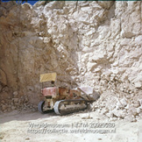 Mijncomplex van de Mijnmaatschappij Curacao, bulldozer schept losgesprongen fosfaat; Phosfaat, bulldozer schept losgesprongen phosfaat. (Collectie Wereldmuseum, TM-20029980), Lawson, Boy