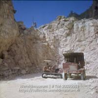 Mijncomplex van de Mijnmaatschappij Curacao, bulldozer schept fosfaat in een transportvoertuig; Phosfaat, bulldozer schept phosfaat in een turn-a-rocker. (Collectie Wereldmuseum, TM-20029981), Lawson, Boy