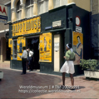 Happy house, Bombay store in de Heerenstr.; Gebouw van de kledingwinkel Happy house in de Heerenstraat (Collectie Wereldmuseum, TM-20029991), Lawson, Boy