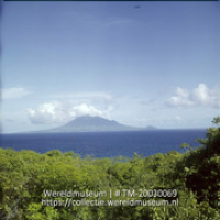 Gezicht op Saint Kitts gezien vanaf Sint Eustatius; Gezicht op St. Kitts vanaf St.Eustatius. (Collectie Wereldmuseum, TM-20030069), Lawson, Boy