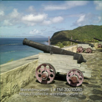Kanonnen opgesteld op de binnenplaats van Fort Oranje; Oude kanonnen in het Fort Oranje. (Collectie Wereldmuseum, TM-20030080), Lawson, Boy