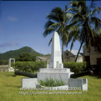 Monument ter herinnering van het verblijf van admiraal de Ruyter op de binnenplaats van Fort Oranje; Monument, bezoek Admiraal de Ruyter op de binnenplaats van Fort Oranje. (Collectie Wereldmuseum, TM-20030091), Lawson, Boy