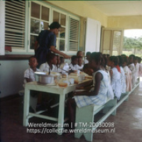 Schoolvoeding; Schoolvoeding. (Collectie Wereldmuseum, TM-20030098), Lawson, Boy