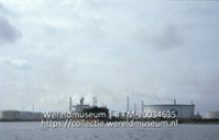 Olieraffinaderijen en olietankers aan het Schottegat; Olieraffinaderijen en olietanks aan het Schottegat, Willemstad (Collectie Wereldmuseum, TM-20034635), Fontaine, Frans