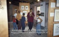 Bezoekers in Museum Kura Hulanda; Kura Holanda, het Museum van Jacob Gelt Dekker on Otrabanda, Willemstad, interieur (Collectie Wereldmuseum, TM-20034652), Fontaine, Frans