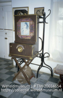 Ka'i orgel in het Curacaos Museum; Interieur van het Curacaosche Museum, Willemstad (Collectie Wereldmuseum, TM-20034654), Fontaine, Frans