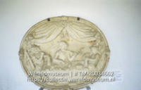 Gevelsteen 'De drie Pijprokers' uit ca. 176Gevelsteen: De drie Pijprokers, ca. 176 (Collectie Wereldmuseum, TM-20034662), Fontaine, Frans