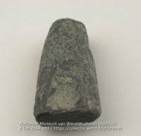 Stenen vuistbijl (Collectie Wereldculturen, TM-2344-193)