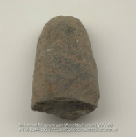 Stenen vuistbijl (Collectie Wereldculturen, TM-2344-195)