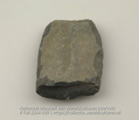 Steen, vermoedelijk een artefact (Collectie Wereldculturen, TM-2344-199)