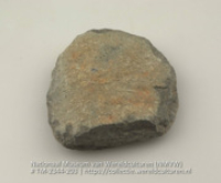 Steen, vermoedelijk een artefact (Collectie Wereldculturen, TM-2344-203)