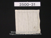 Katoen batisten zakdoek versierd met ajourrand, zogenaamd Sabaans kantwerk (Collectie Wereldmuseum, TM-2500-31)