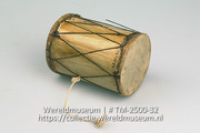 Dubbelvellige cilindrische trom (Collectie Wereldmuseum, TM-2500-32)