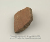 Aardewerken fragment van de rand van een vat (Collectie Wereldmuseum, TM-2727-168)