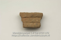 Aardewerken fragment van de rand van een vat (Collectie Wereldmuseum, TM-2727-172)