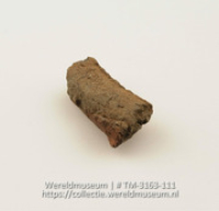 Staafvormig aardewerk fragment (Collectie Wereldmuseum, TM-3163-111)