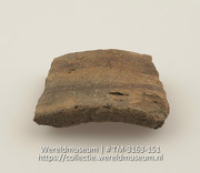 Aardewerken fragment, vermoedelijk deel van een handvat met resten van beschildering (Collectie Wereldmuseum, TM-3163-151)