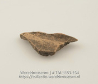 Aardewerken fragment met resten van beschildering (Collectie Wereldmuseum, TM-3163-154)