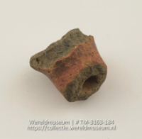 Aardewerken deel van een holle poot van een pot (Collectie Wereldmuseum, TM-3163-184)