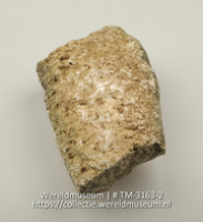 Fragment van een grote wrijfsteen (Collectie Wereldmuseum, TM-3163-2)