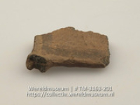 Aardewerken fragment met resten van beschildering (Collectie Wereldmuseum, TM-3163-201)