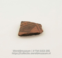 Aardewerken fragment met resten van beschildering (Collectie Wereldmuseum, TM-3163-205)