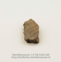 Aardewerken fragment met resten van beschildering (Collectie Wereldmuseum, TM-3163-206)