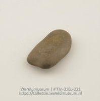 Kiezelsteen, vermoedelijk een wrijfsteen (Collectie Wereldmuseum, TM-3163-221)