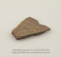 Aardewerken fragment met resten van beschildering (Collectie Wereldmuseum, TM-3163-223)