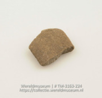 Steen, vermoedelijk een afgesleten wrijfsteen (Collectie Wereldmuseum, TM-3163-224)