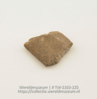 Steen, vermoedelijk een afgesleten wrijfsteen (Collectie Wereldmuseum, TM-3163-225)