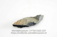 Steen, vermoedelijk een speer- of pijlpunt (Collectie Wereldmuseum, TM-3163-227)