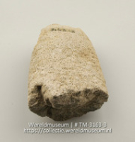 Fragment van een grote wrijfsteen (Collectie Wereldmuseum, TM-3163-3)