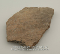 Aardewerken fragment met resten van beschildering (Collectie Wereldmuseum, TM-3163-35)